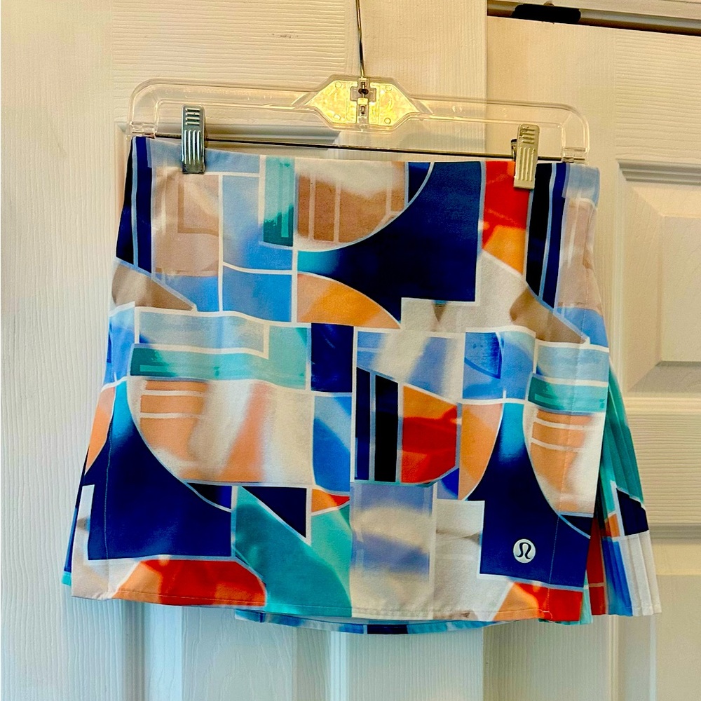 LULULEMON Play off the Pleats skirt skort SIZE: 6
COLOR: Shadow Court Multi